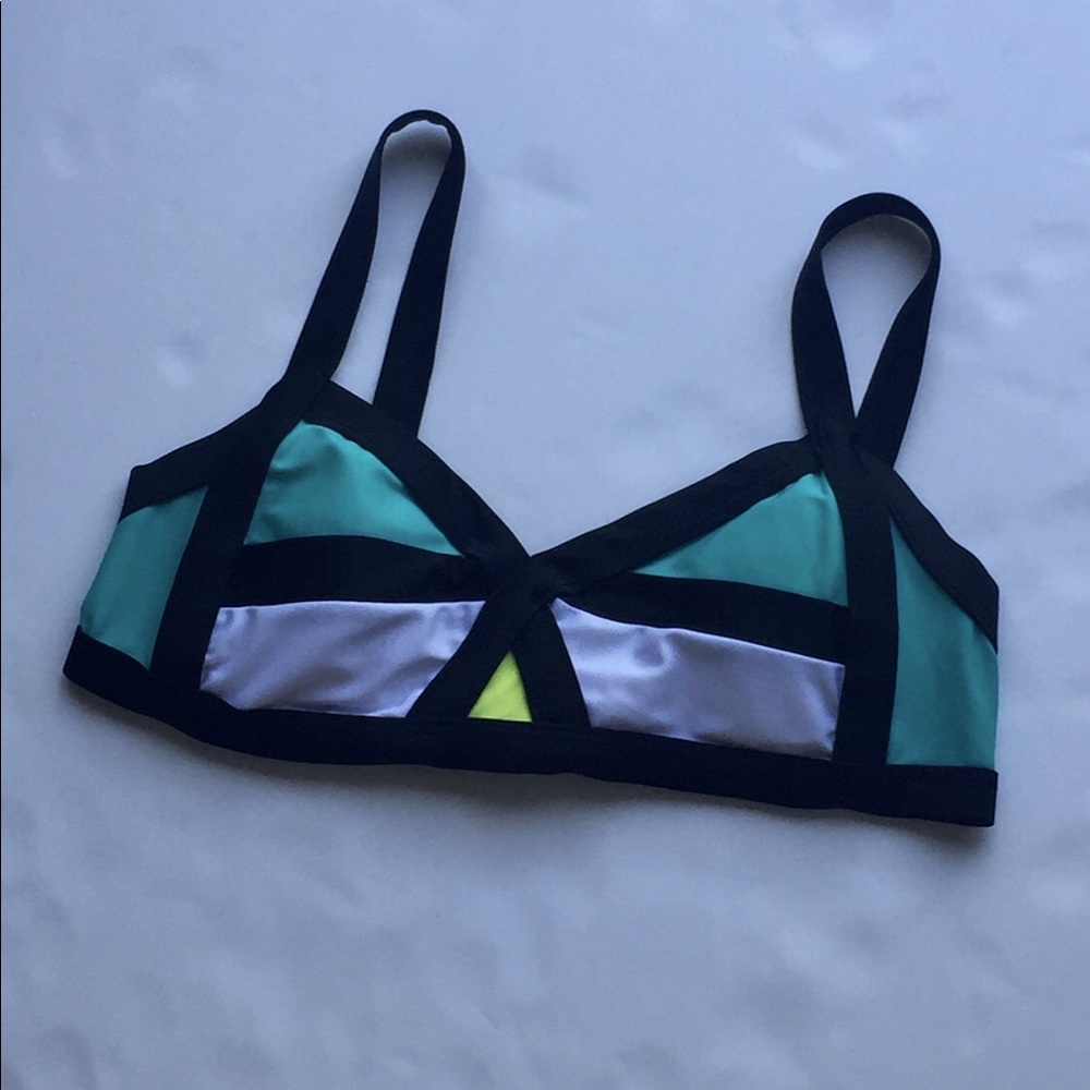 Triangle bikini top with removable cups